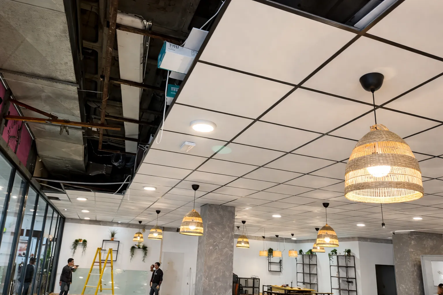 Instalación de techo desmontable perfilería negra — Costa del Sol