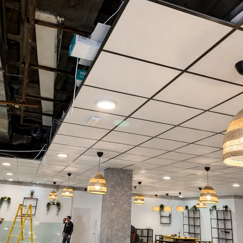 Techo desmontable con perfilería negra — Mijas